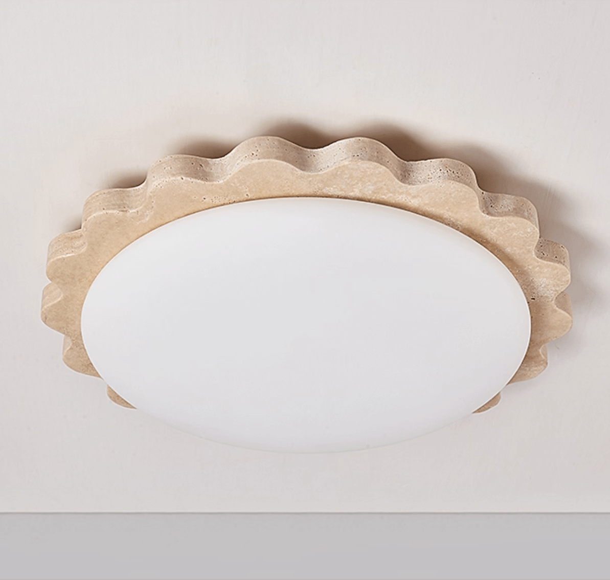 Crestwood plafondlamp in geel travertin met gebogen rand