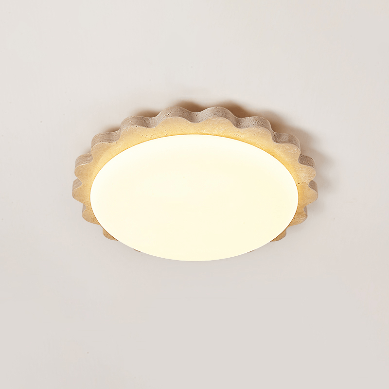 Crestwood plafondlamp in geel travertin met gebogen rand