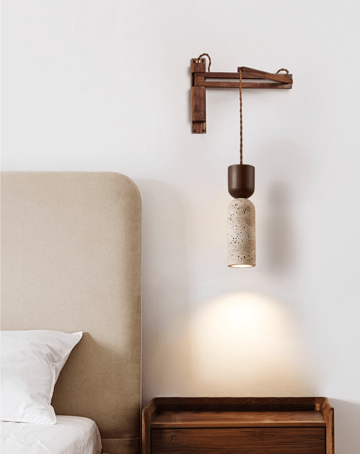 Lestemore wandlamp met walnootarmatuur en gele travertin kap