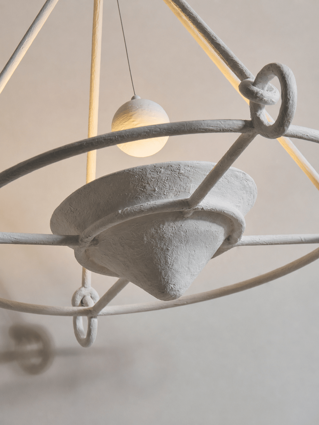 Sculptural kroonluchter van gips