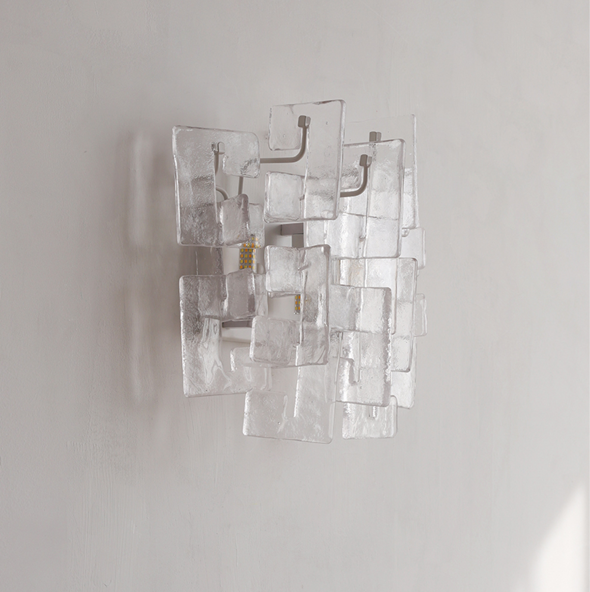 Stacked wandlamp met glazen kap