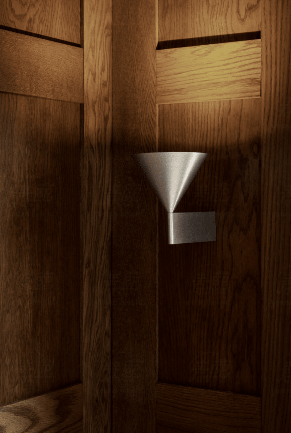 Serevan wandlamp met conische kap in messingafwerking