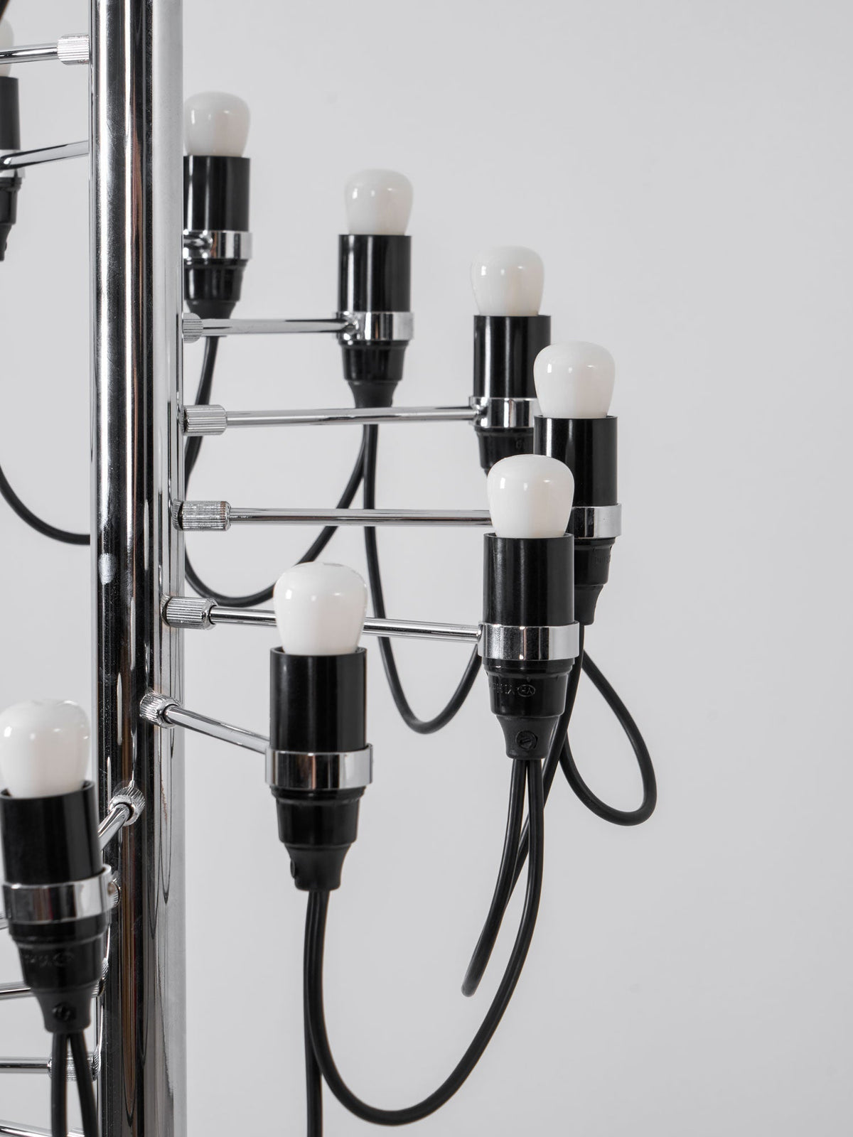 Olliryra sculpturale vloerlamp van staal