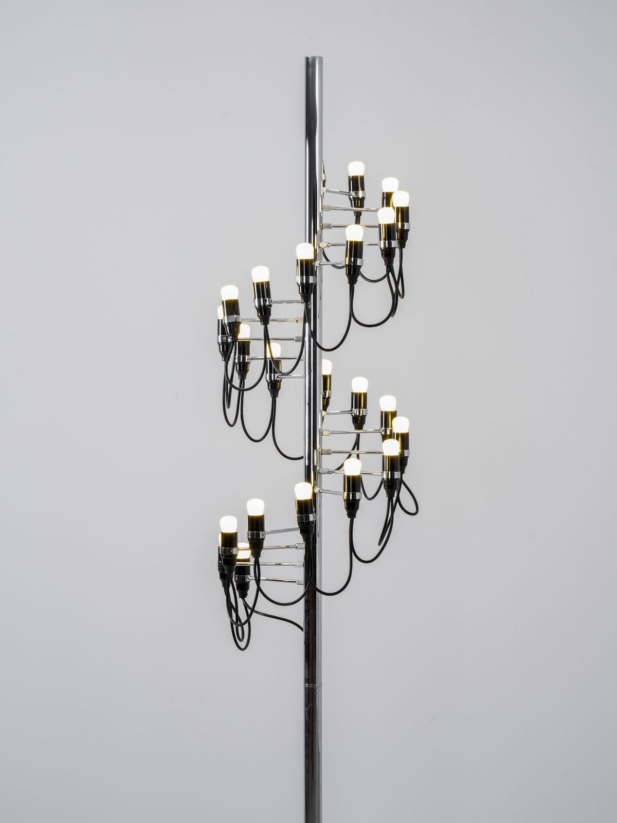 Olliryra sculpturale vloerlamp van staal