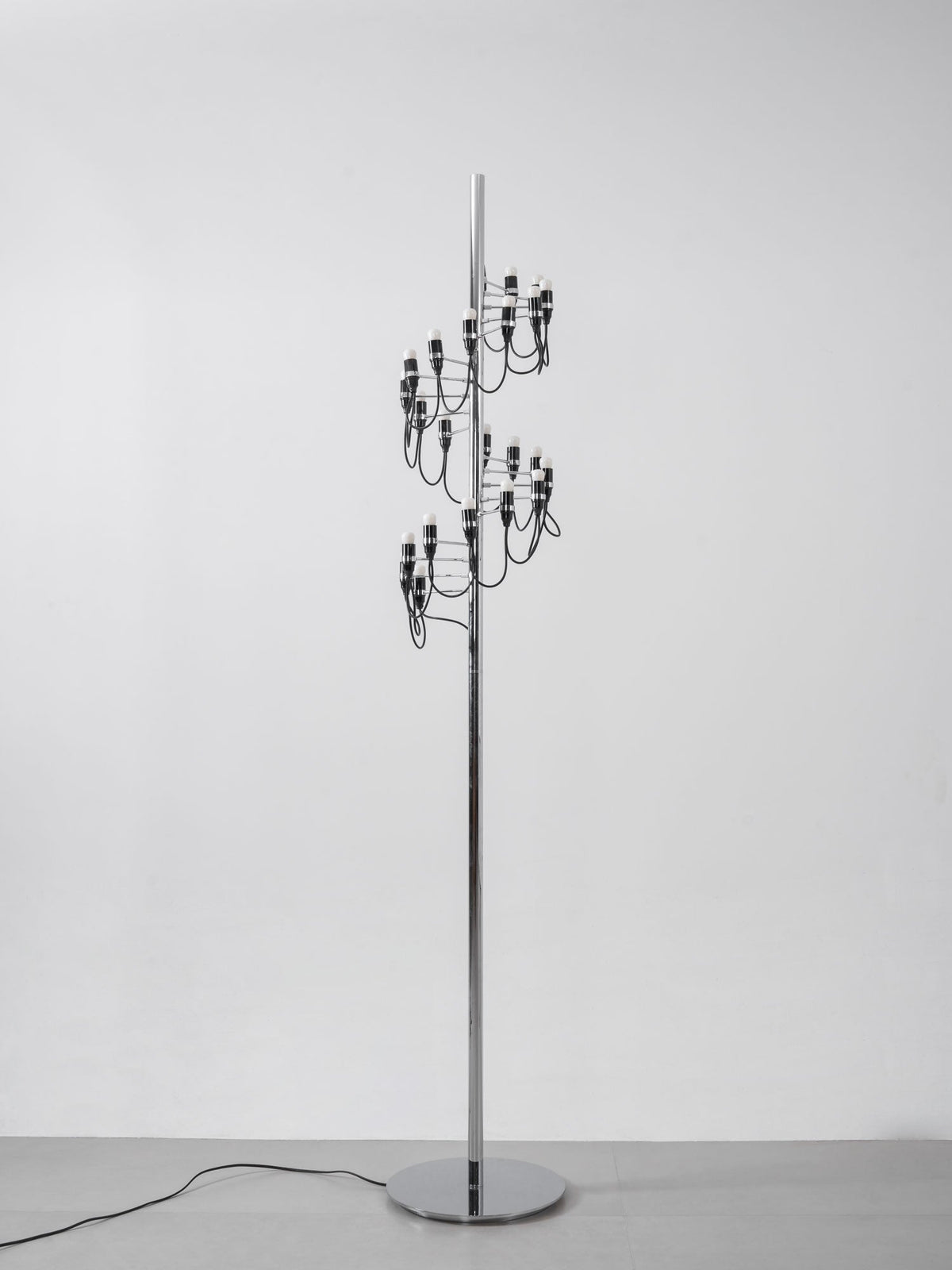 Olliryra sculpturale vloerlamp van staal