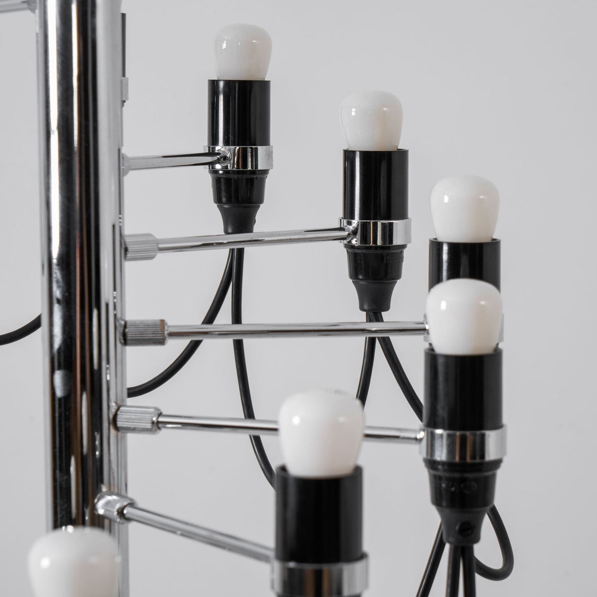 Olliryra sculpturale vloerlamp van staal