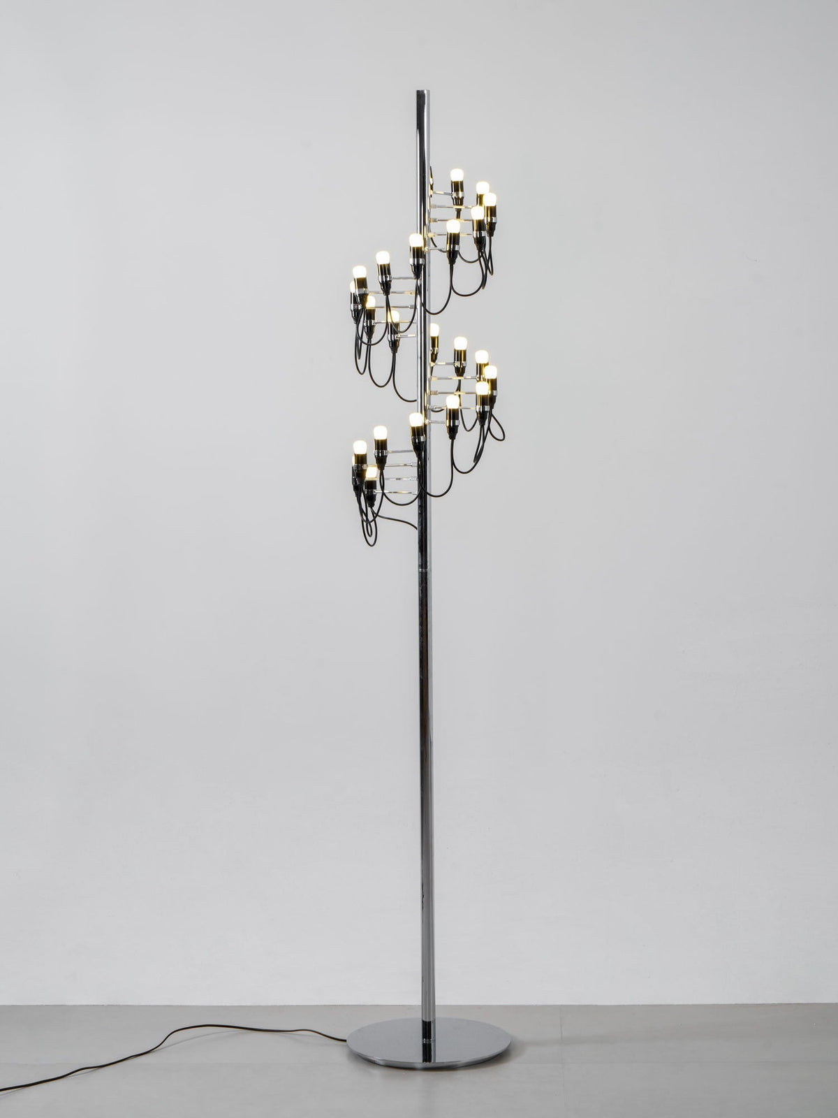 Olliryra sculpturale vloerlamp van staal
