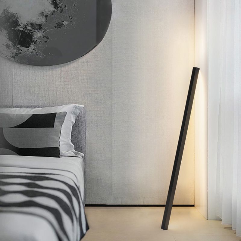 Edge Moderne Minimalistische Lineaire Metalen Vloerlamp, Zwart/Goud