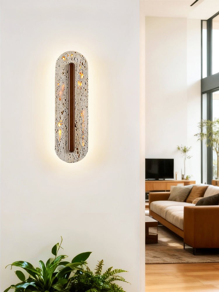 Cato Bellamont Minimalistische wandlamp in walnot met geel travertin