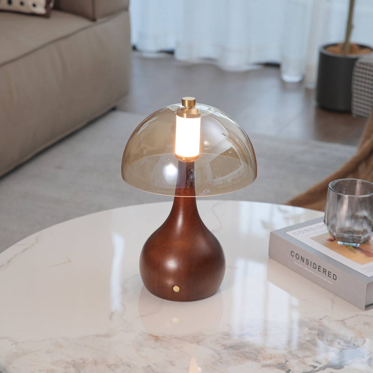 Aurae tafellamp van walnoot en glas met moderne stijl