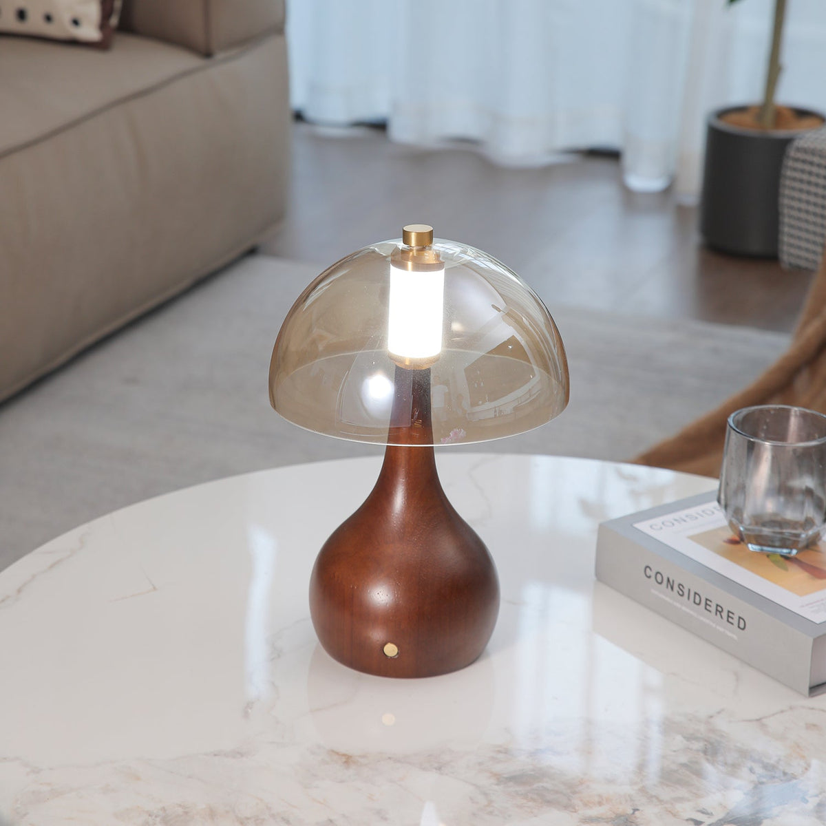 Aurae tafellamp van walnoot en glas met moderne stijl
