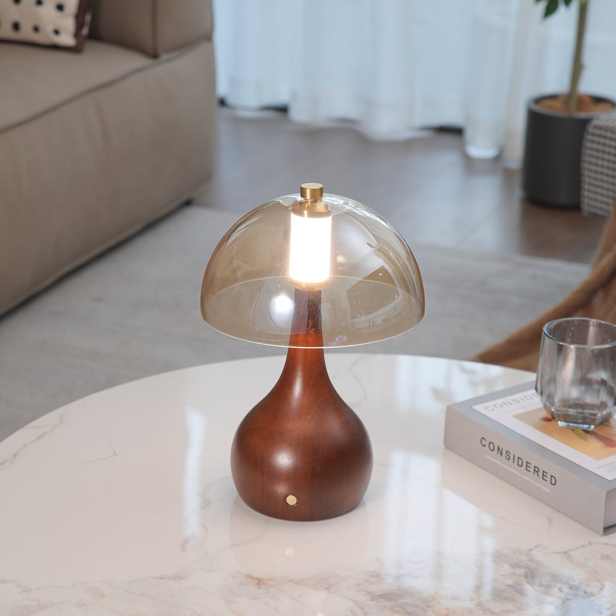 Aurae tafellamp van walnoot en glas met moderne stijl