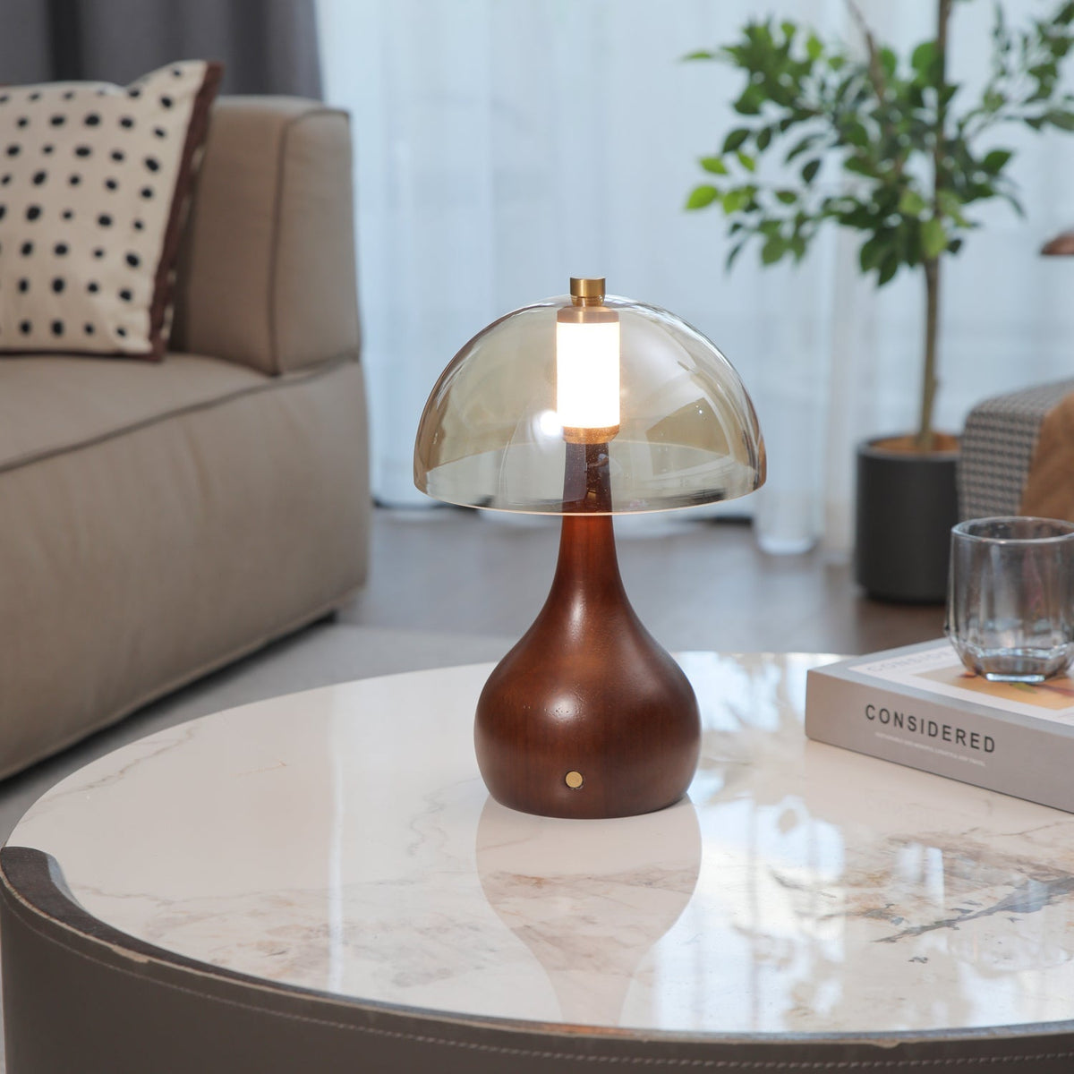 Aurae tafellamp van walnoot en glas met moderne stijl