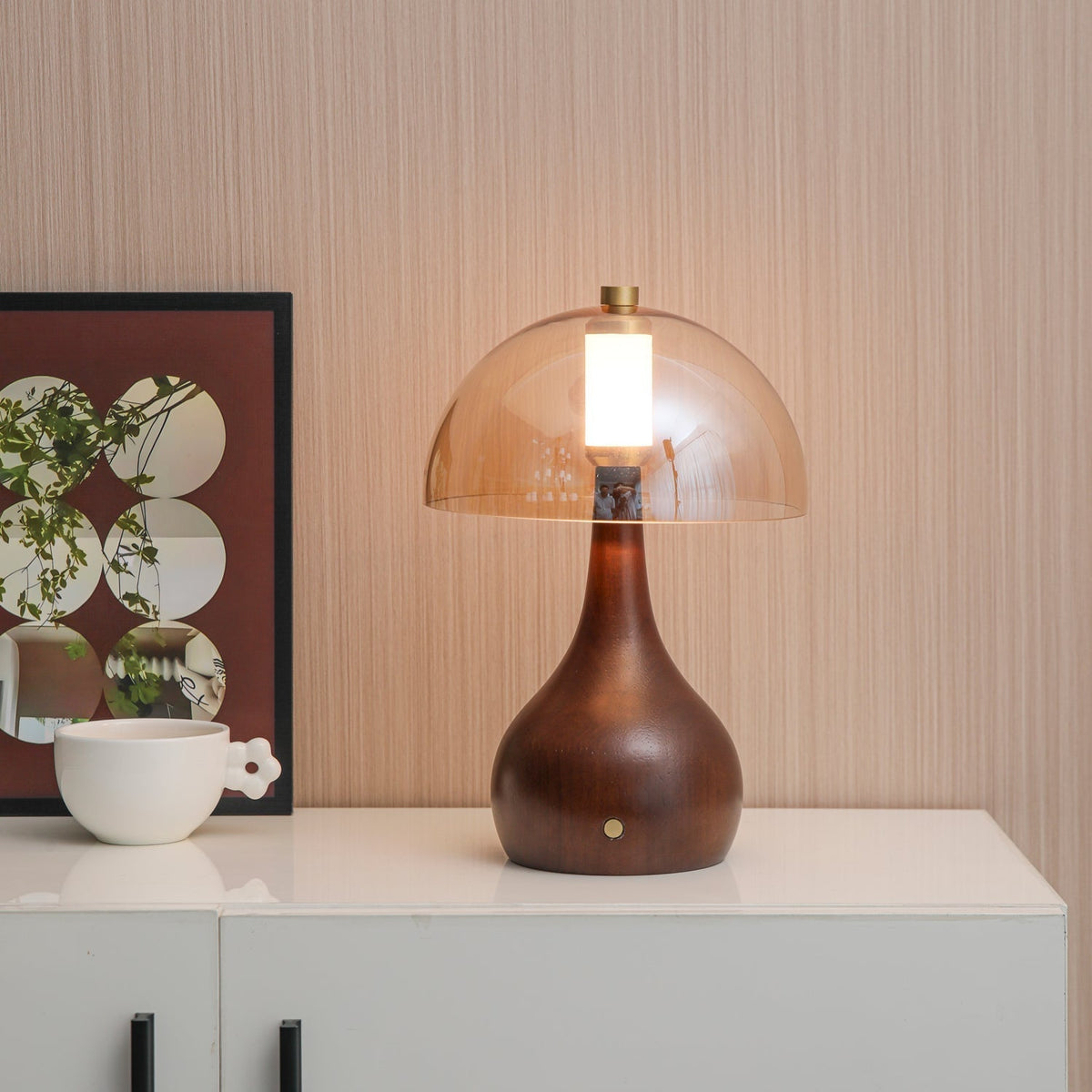 Aurae tafellamp van walnoot en glas met moderne stijl