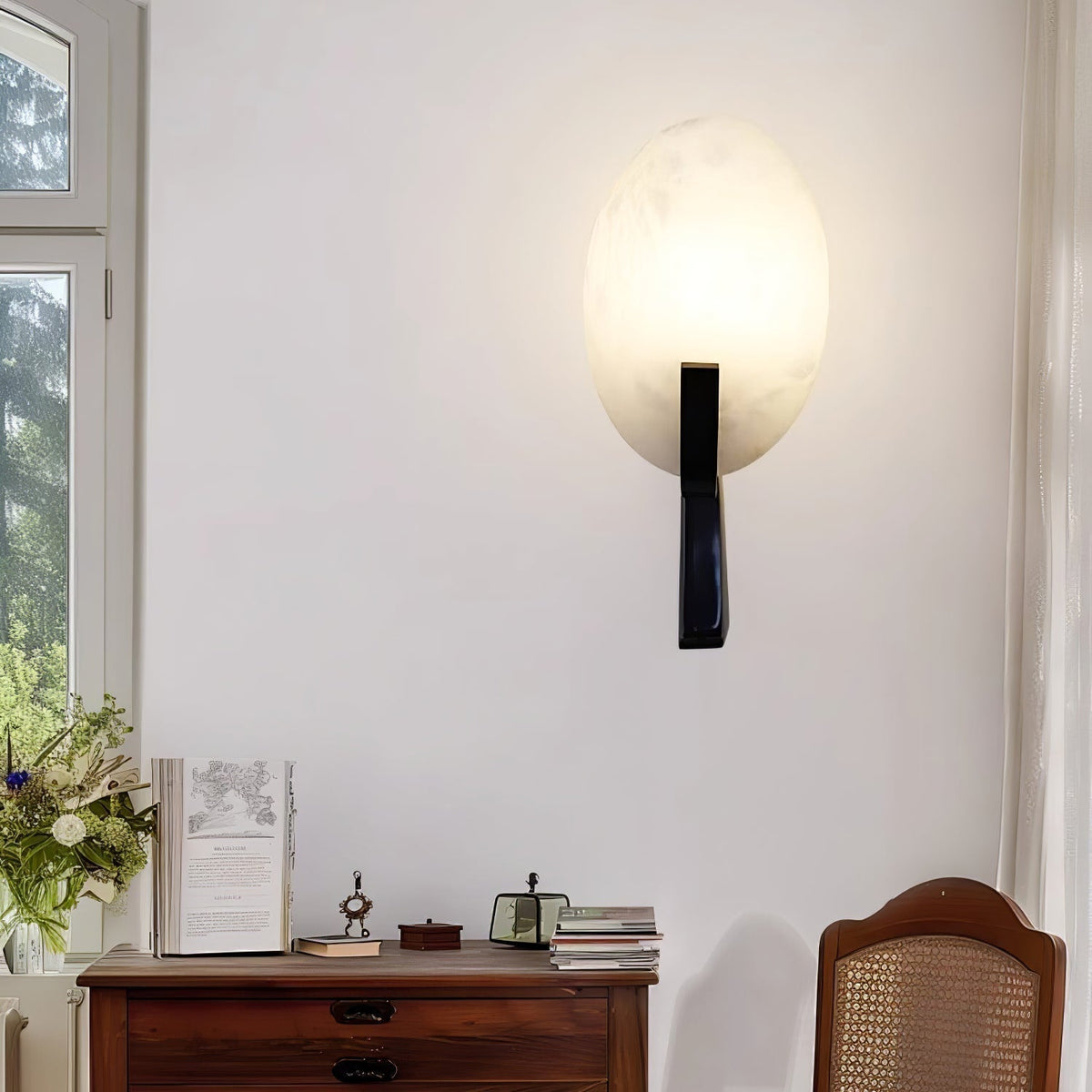 Nivaeria Moderne wandlamp van albast met afwerking