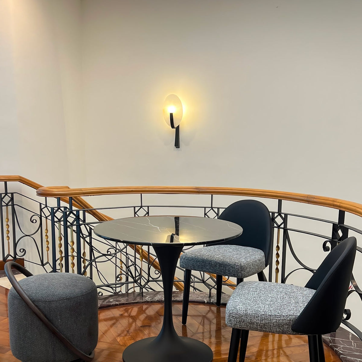 Nivaeria Moderne wandlamp van albast met afwerking