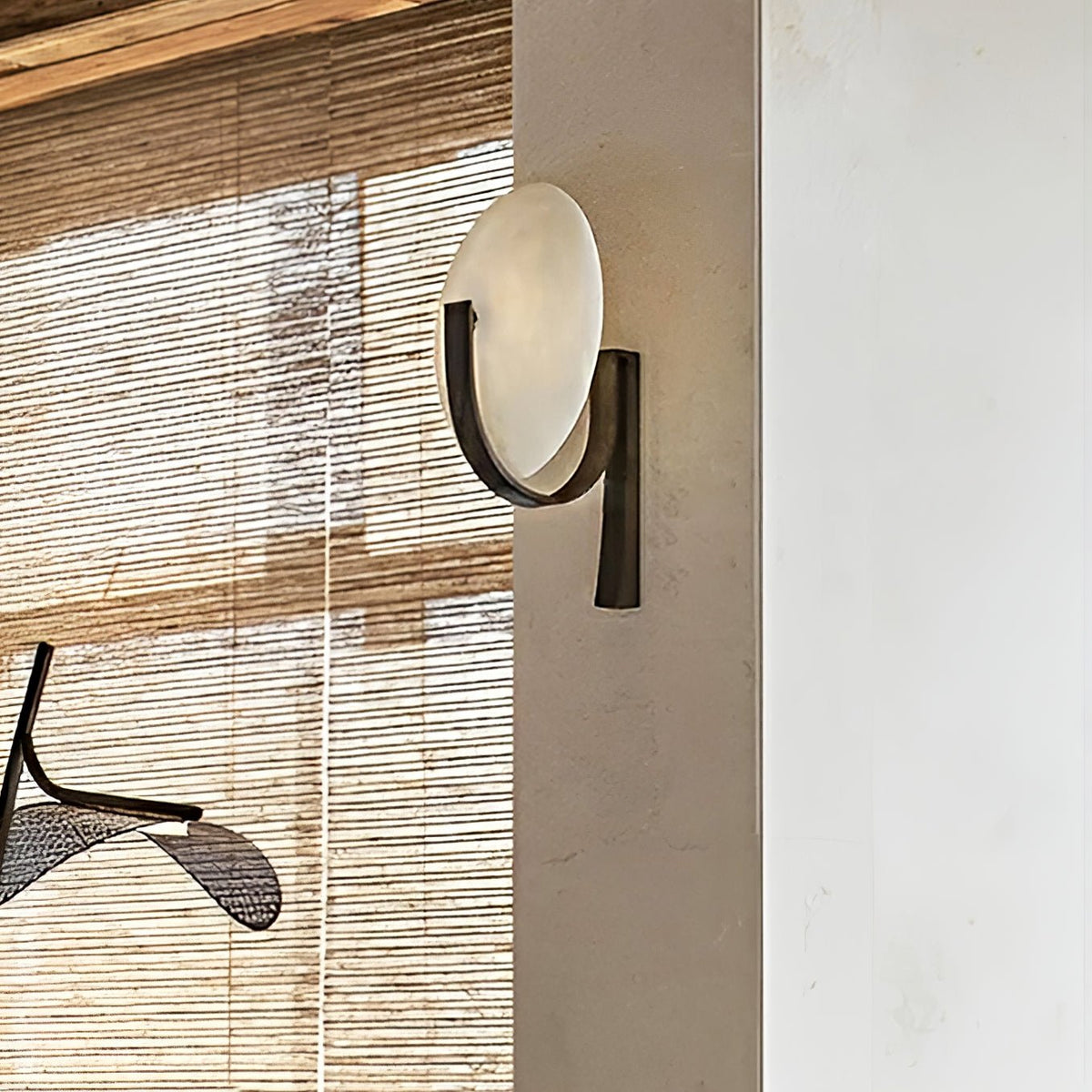 Nivaeria Moderne wandlamp van albast met afwerking