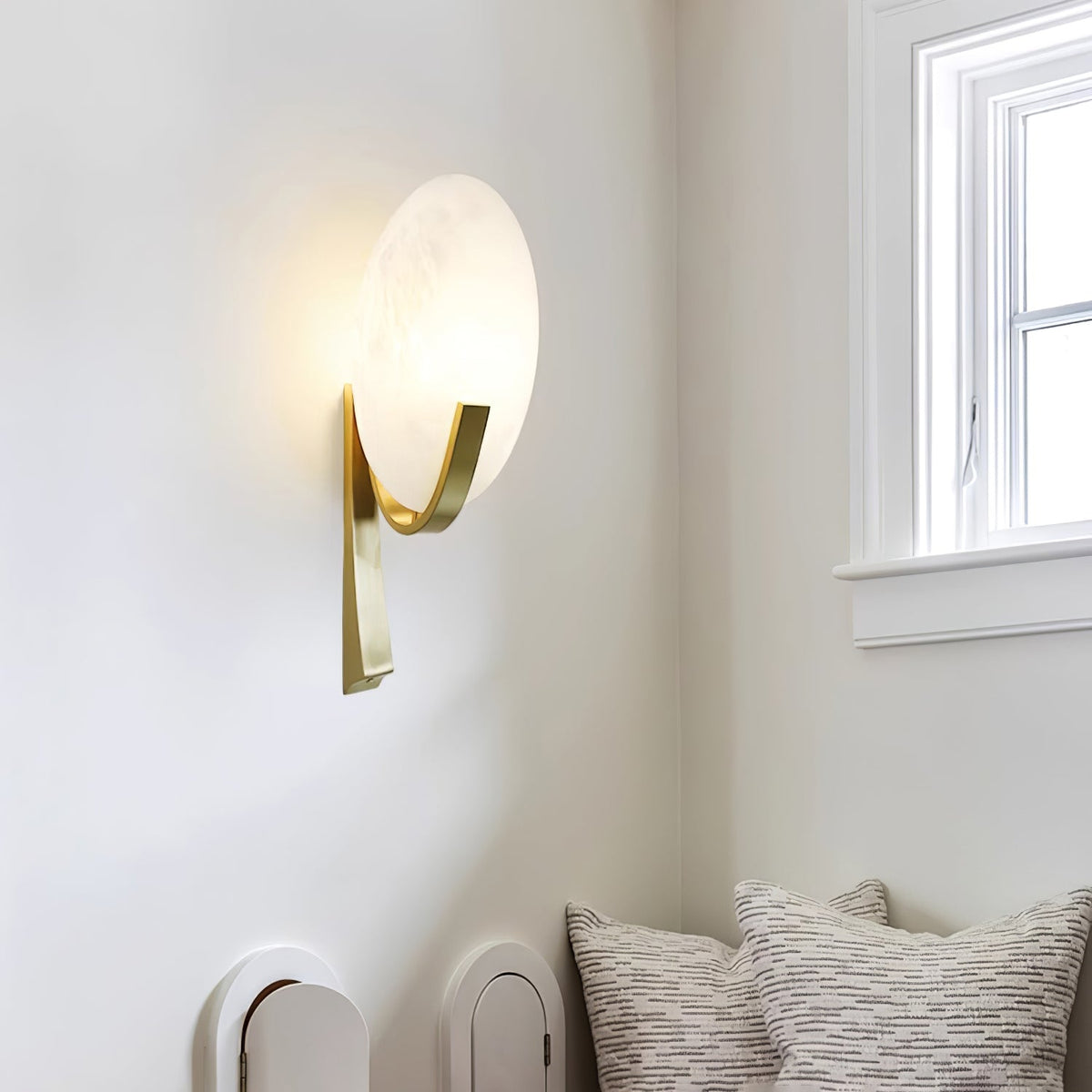 Nivaeria Moderne wandlamp van albast met afwerking