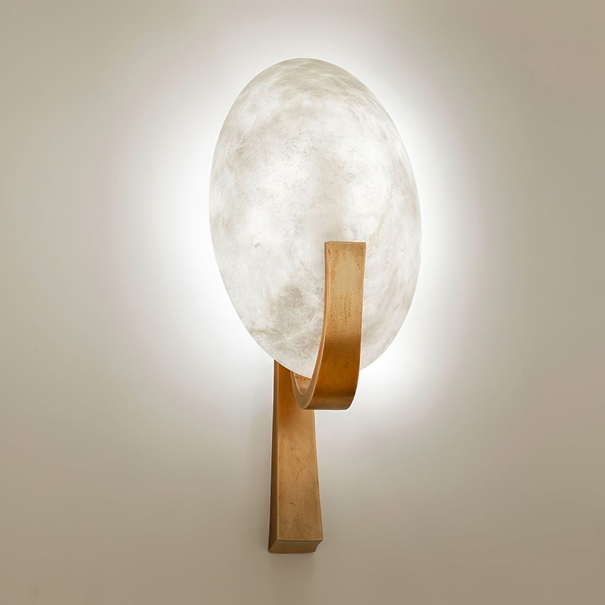 Nivaeria Moderne wandlamp van albast met afwerking