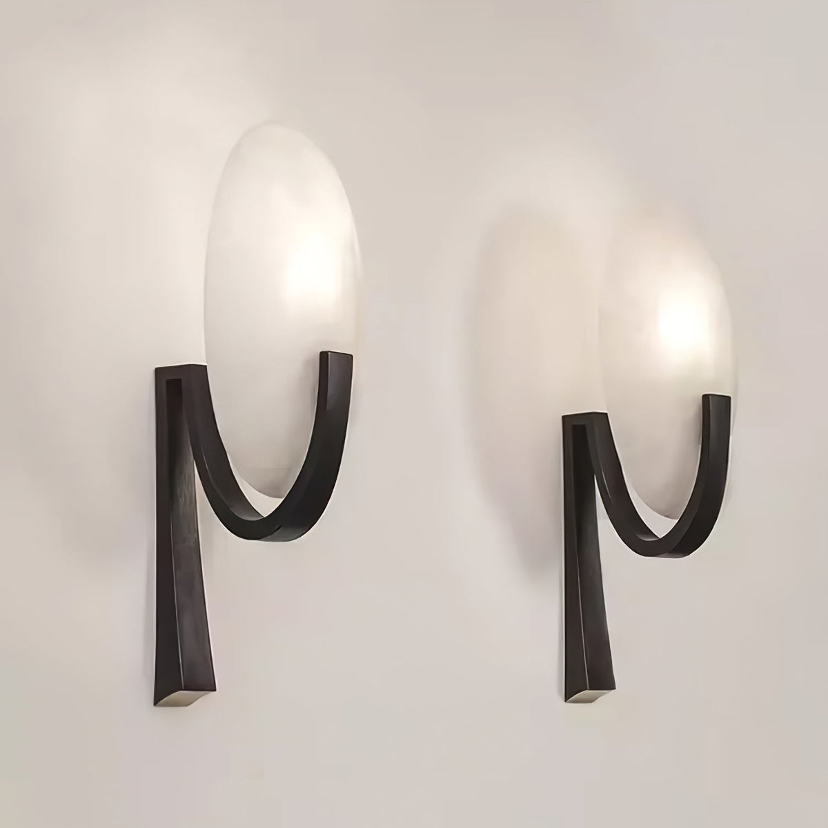Nivaeria Moderne wandlamp van albast met afwerking