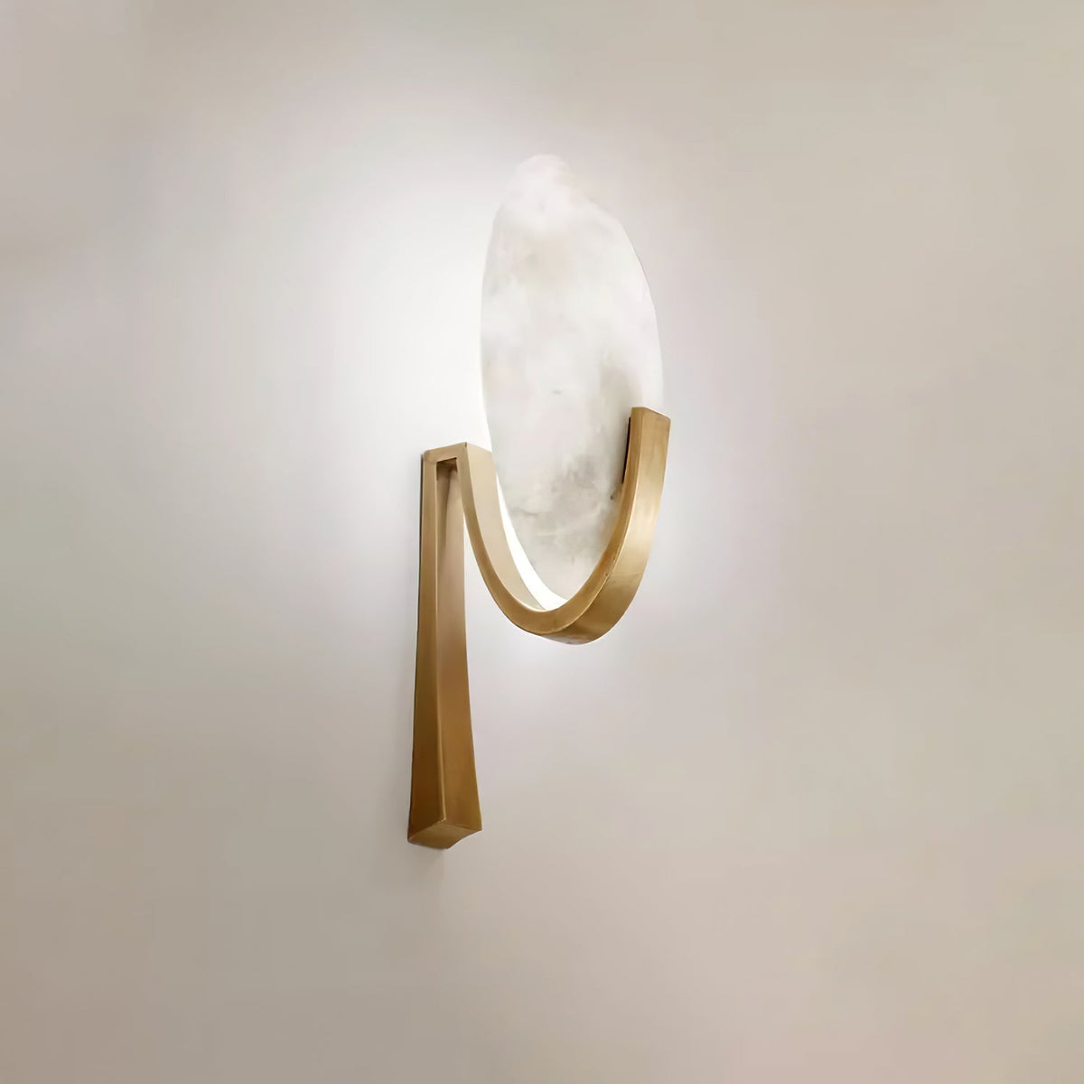 Nivaeria Moderne wandlamp van albast met afwerking