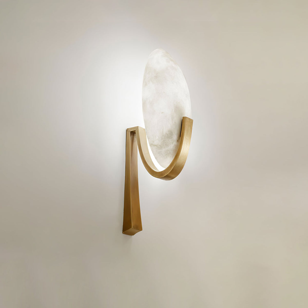 Nivaeria Moderne wandlamp van albast met afwerking