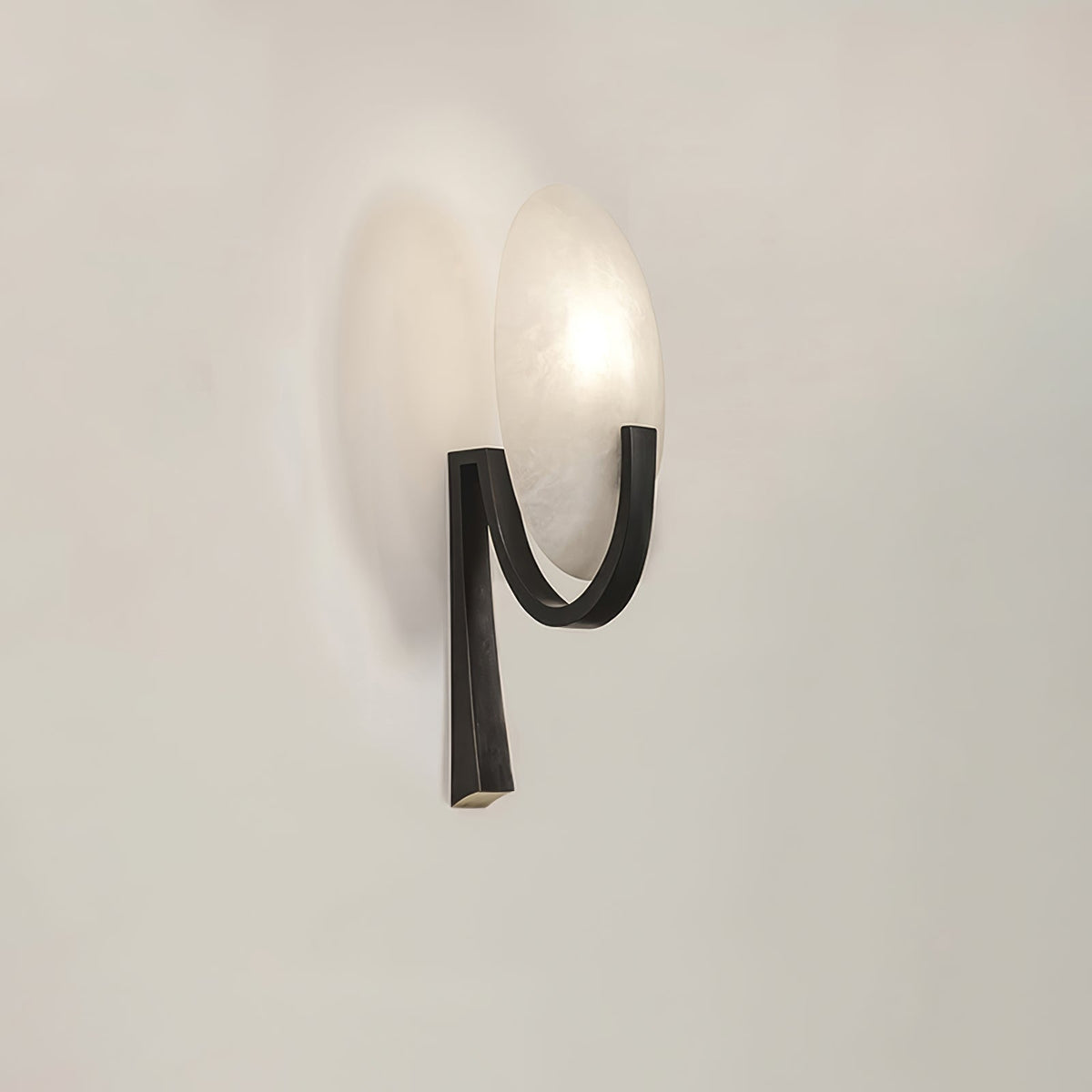 Nivaeria Moderne wandlamp van albast met afwerking