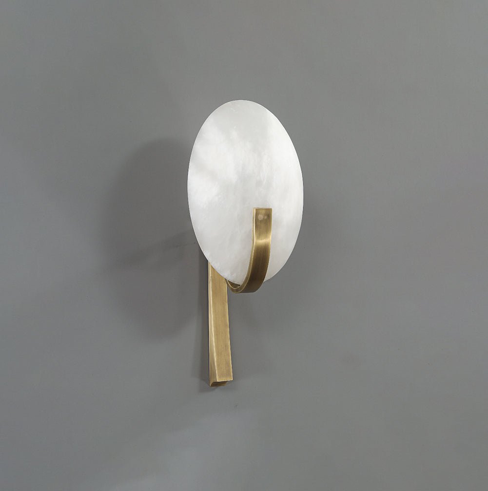 Nivaeria Moderne wandlamp van albast met afwerking