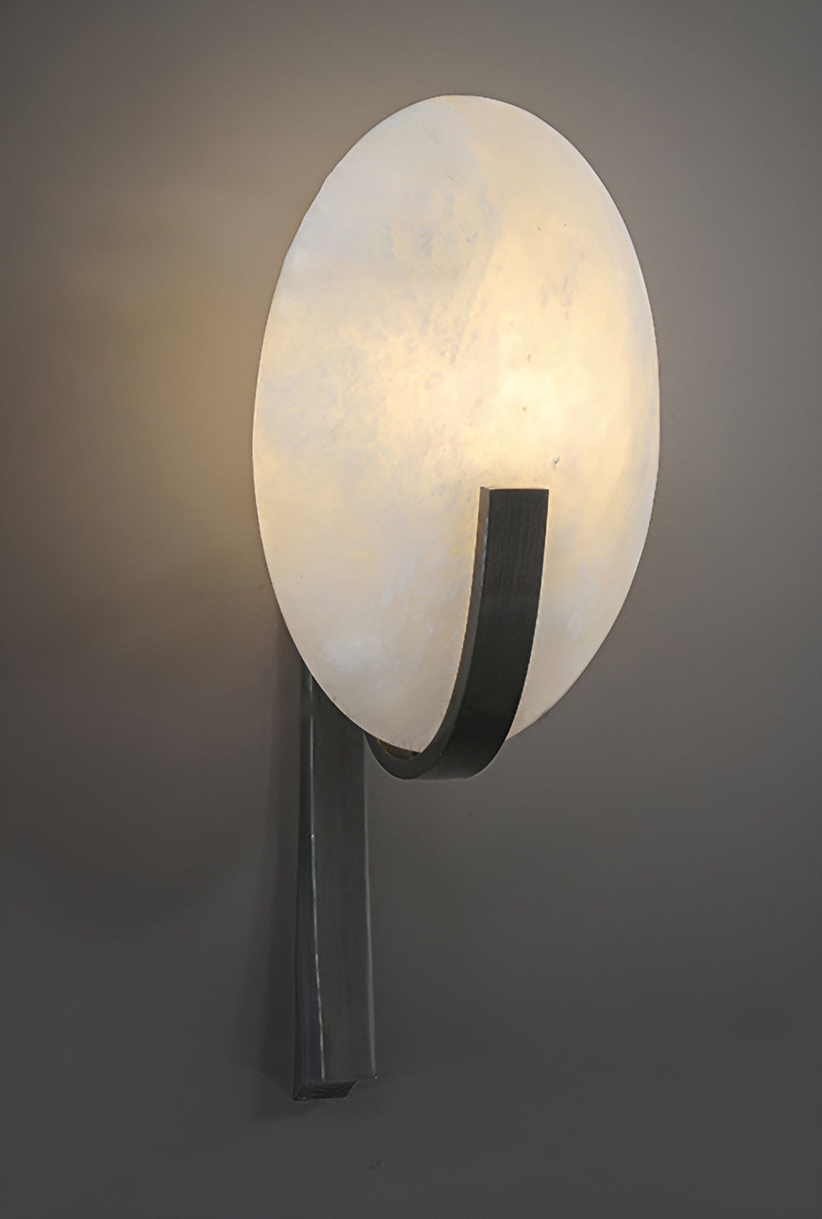 Nivaeria Moderne wandlamp van albast met afwerking