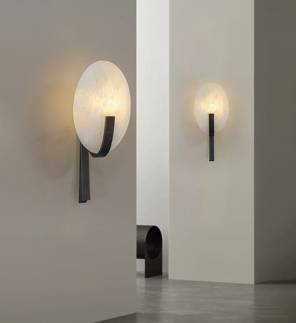 Nivaeria Moderne wandlamp van albast met afwerking