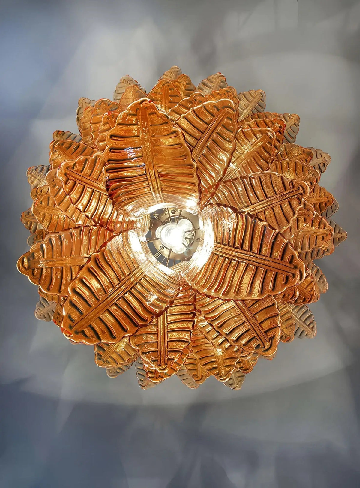 Veleena kroonluchter met lagen van amberkleurige Murano-glasbladeren