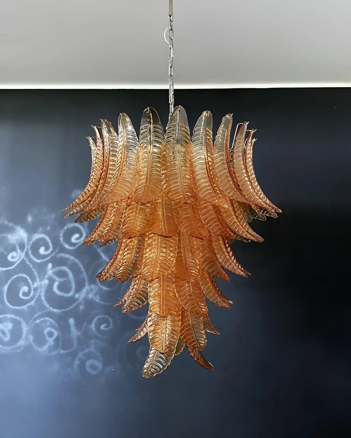 Veleena kroonluchter met lagen van amberkleurige Murano-glasbladeren