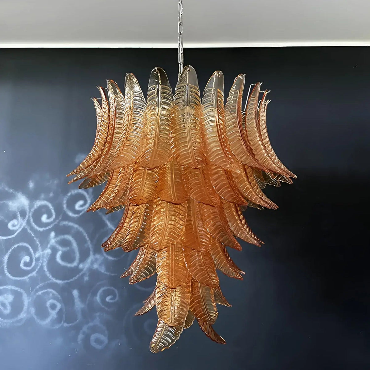 Veleena kroonluchter met lagen van amberkleurige Murano-glasbladeren