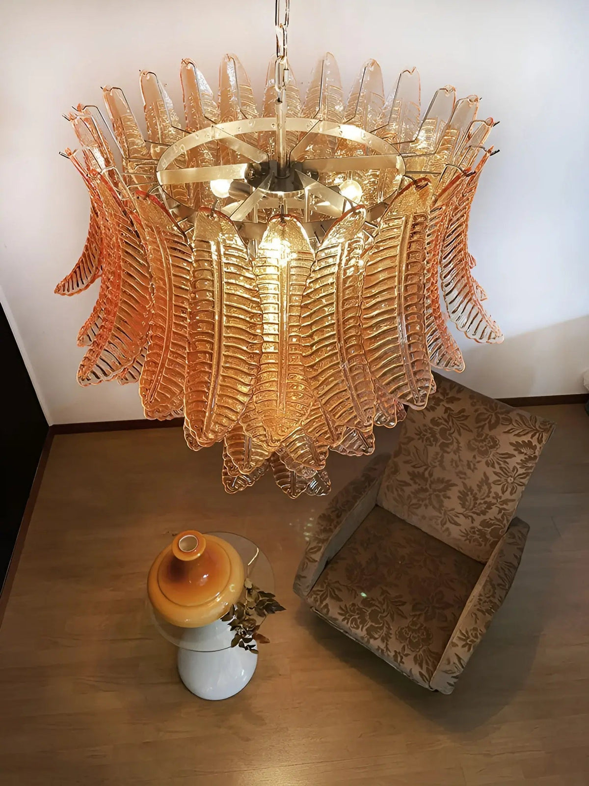 Veleena kroonluchter met lagen van amberkleurige Murano-glasbladeren