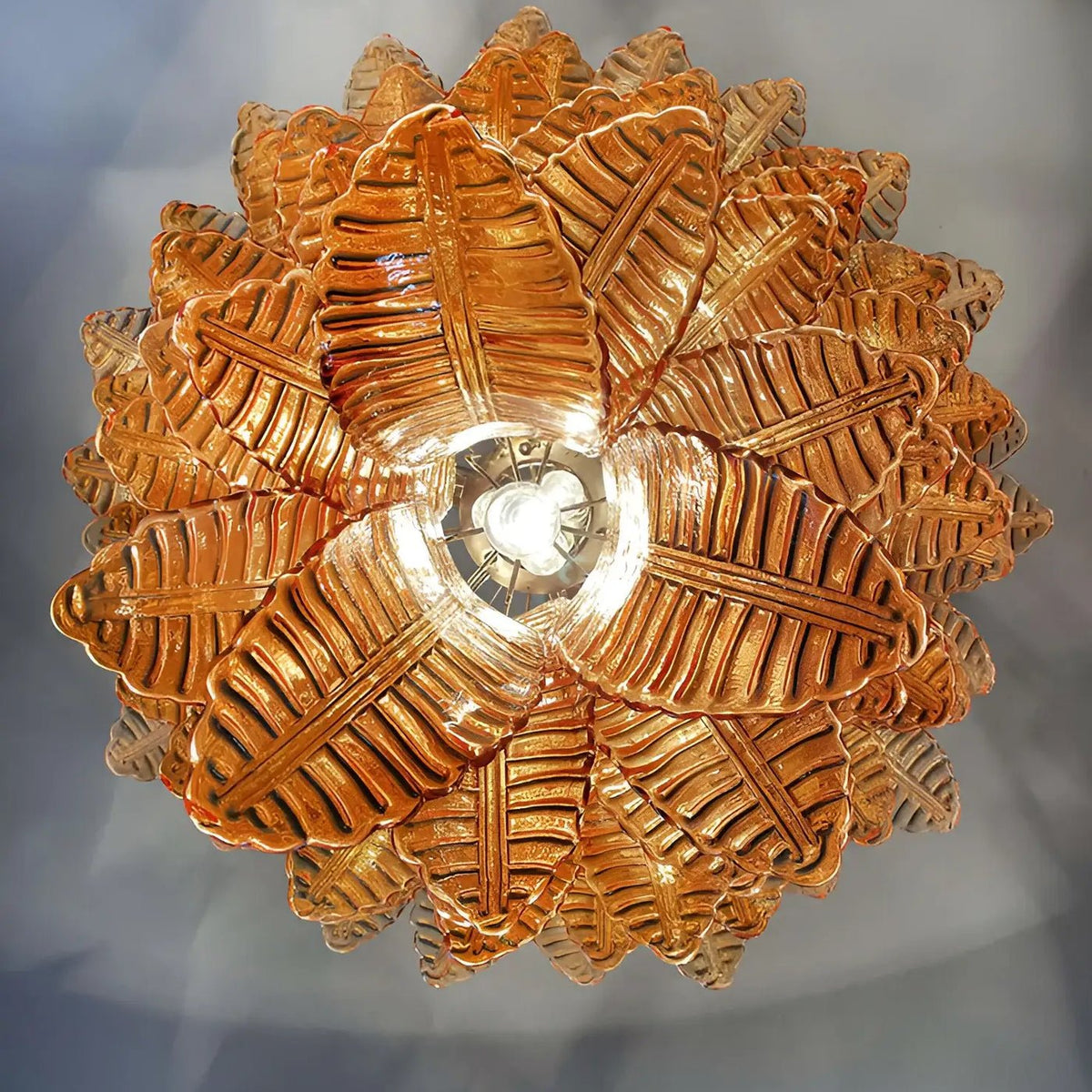 Veleena kroonluchter met lagen van amberkleurige Murano-glasbladeren