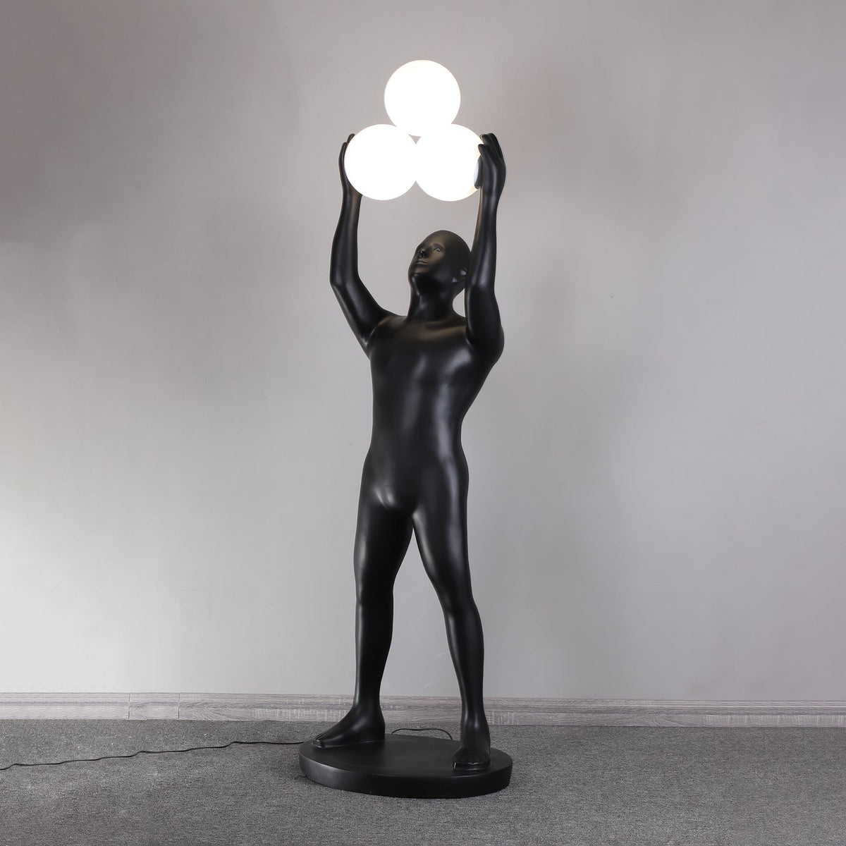 Eurshaia vloerlamp in zwart