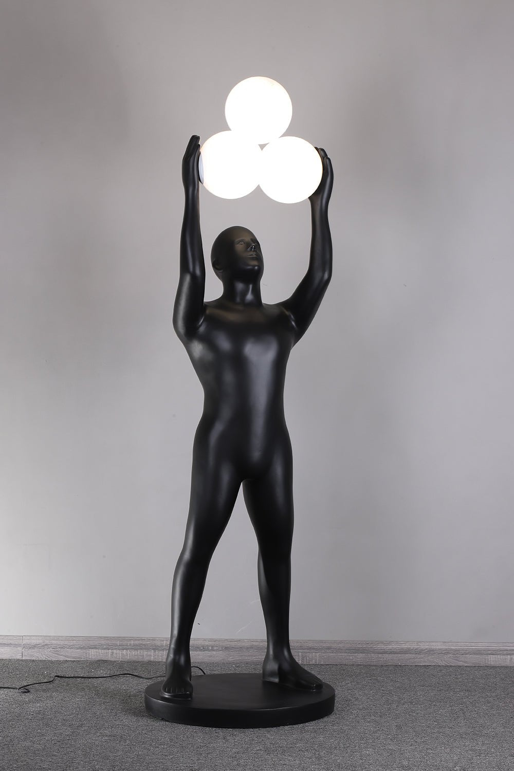 Eurshaia vloerlamp in zwart