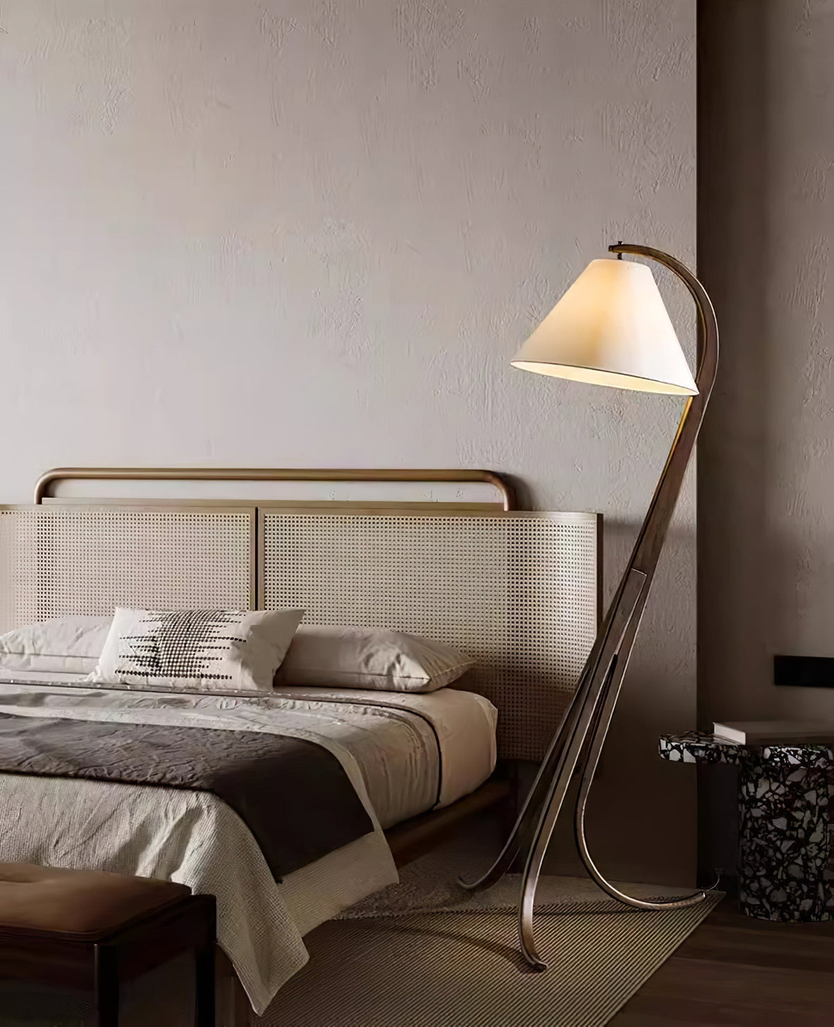 Udorila gebogen houten vloerlamp