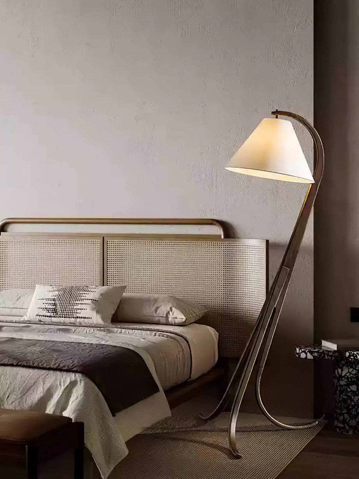 Udorila gebogen houten vloerlamp