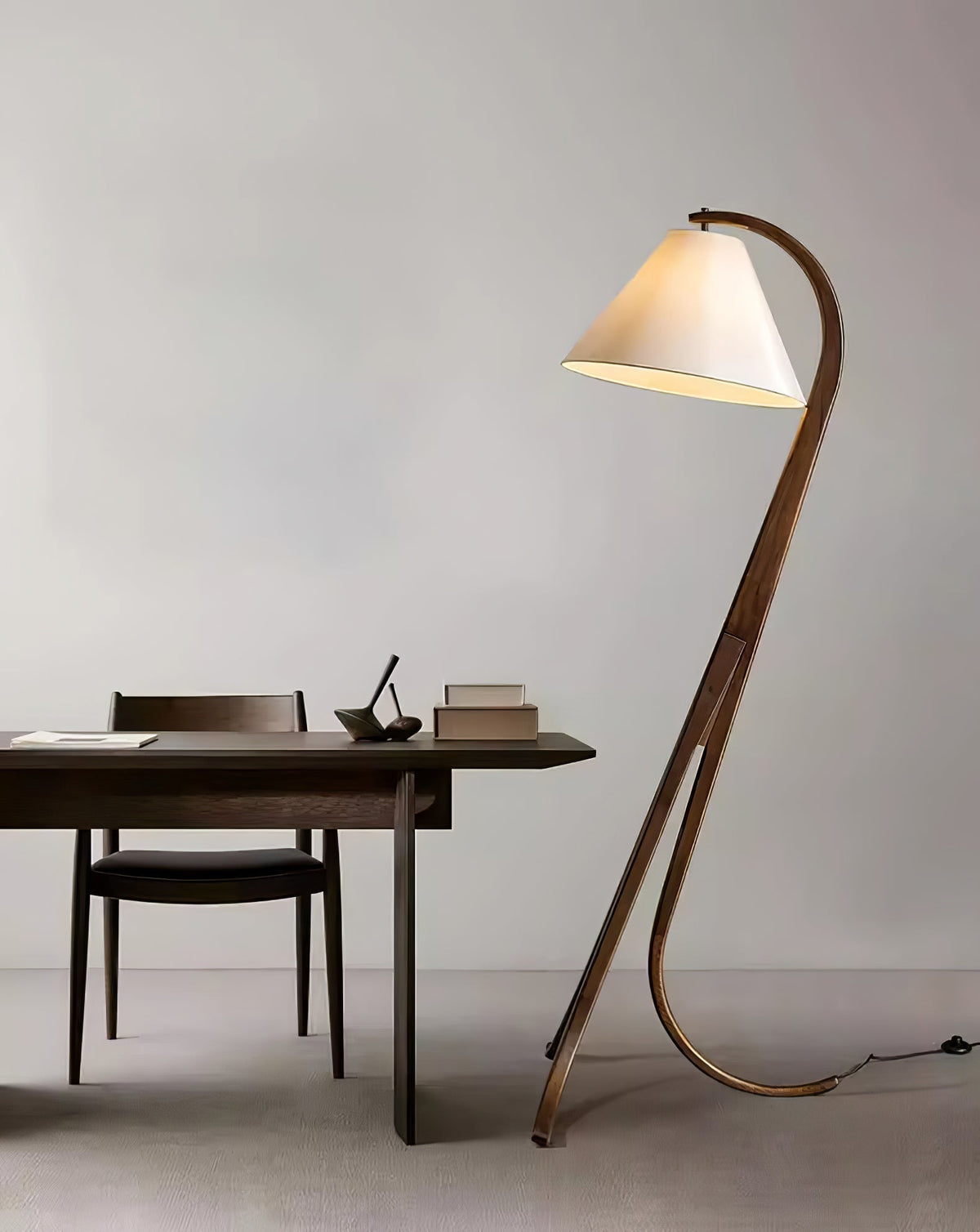 Udorila gebogen houten vloerlamp