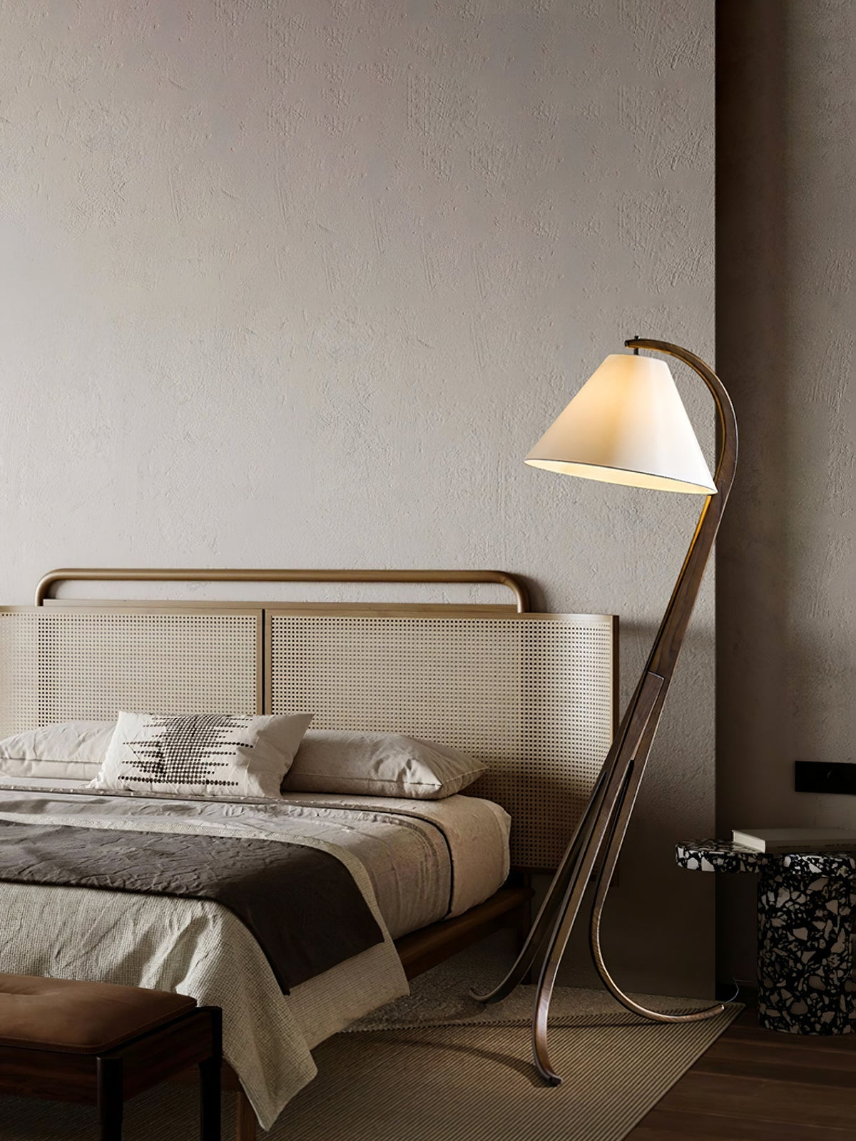 Udorila gebogen houten vloerlamp