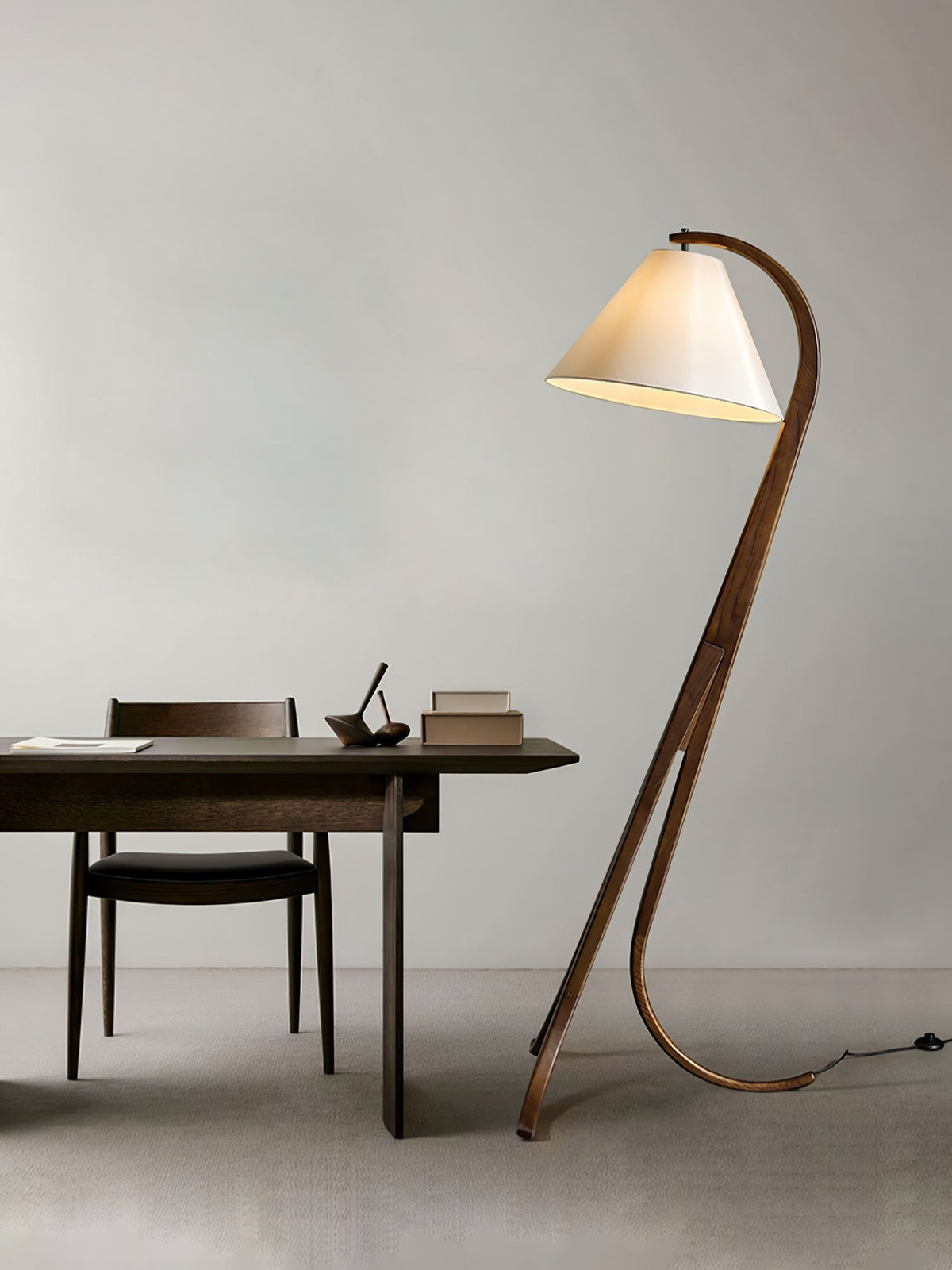 Udorila gebogen houten vloerlamp