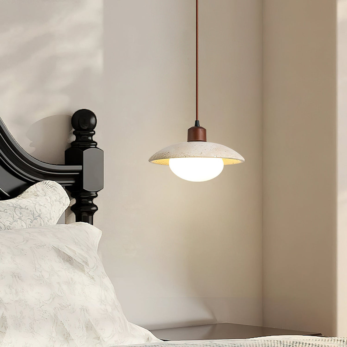 Delora hanglamp met bolvormige kap van geel travertin