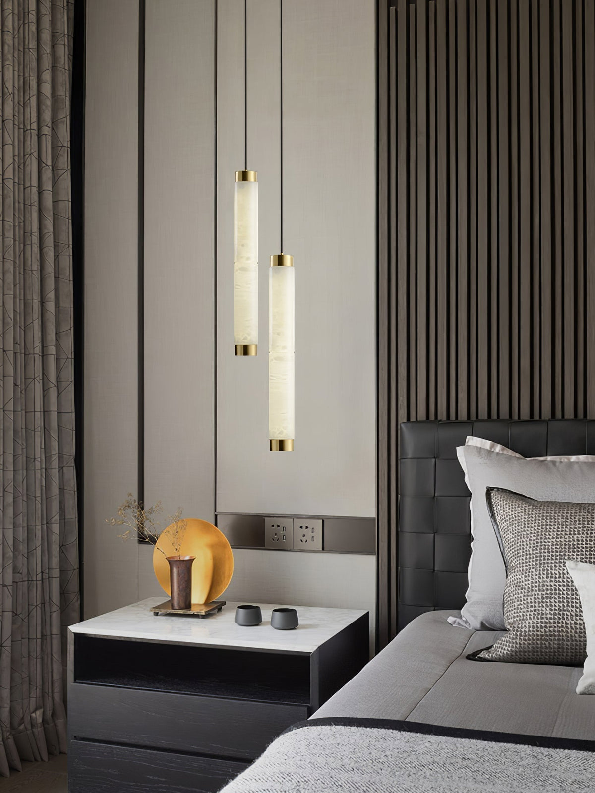 Lira cilindrische hanglamp van albast met goudkleurige afwerking