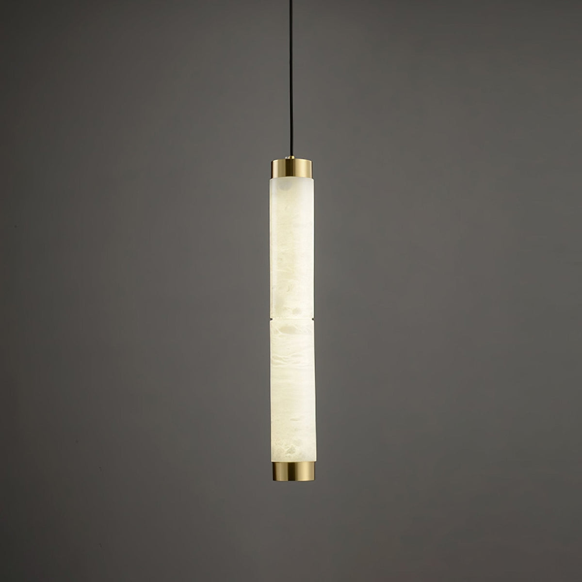 Lira cilindrische hanglamp van albast met goudkleurige afwerking