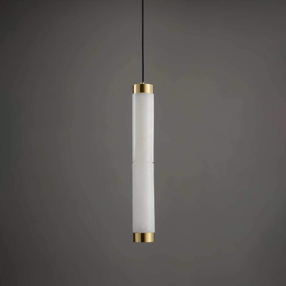 Lira cilindrische hanglamp van albast met goudkleurige afwerking