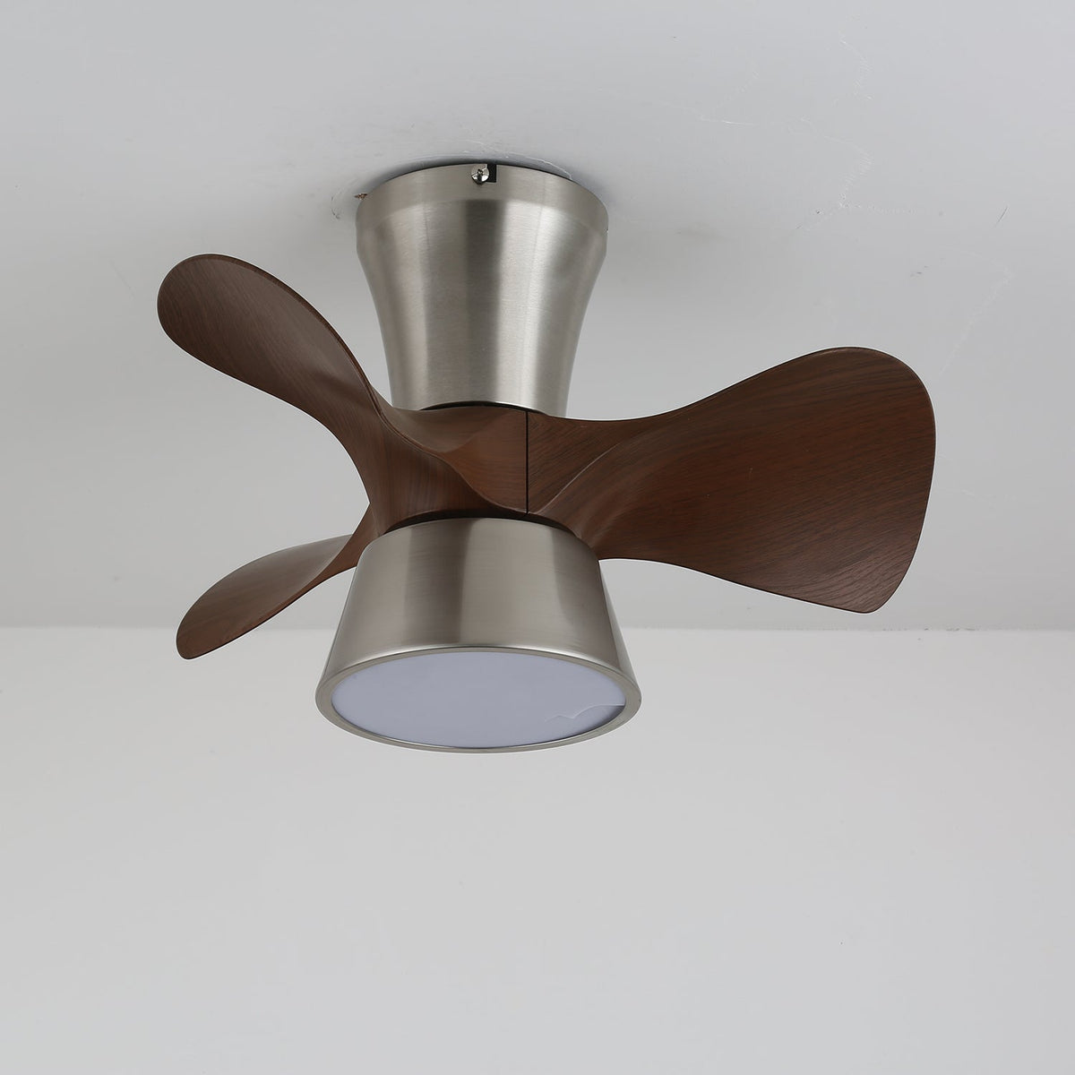 Nera Moderne plafondventilator met verlichting van walnoothout en nikkel