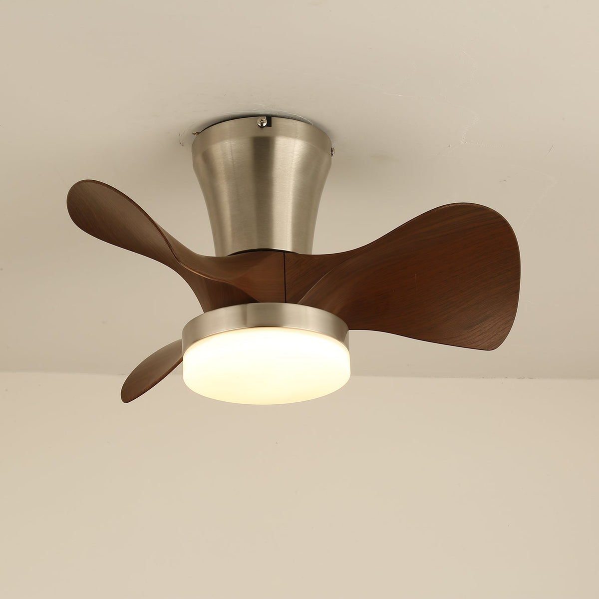 Nera Moderne plafondventilator met verlichting van walnoothout en nikkel