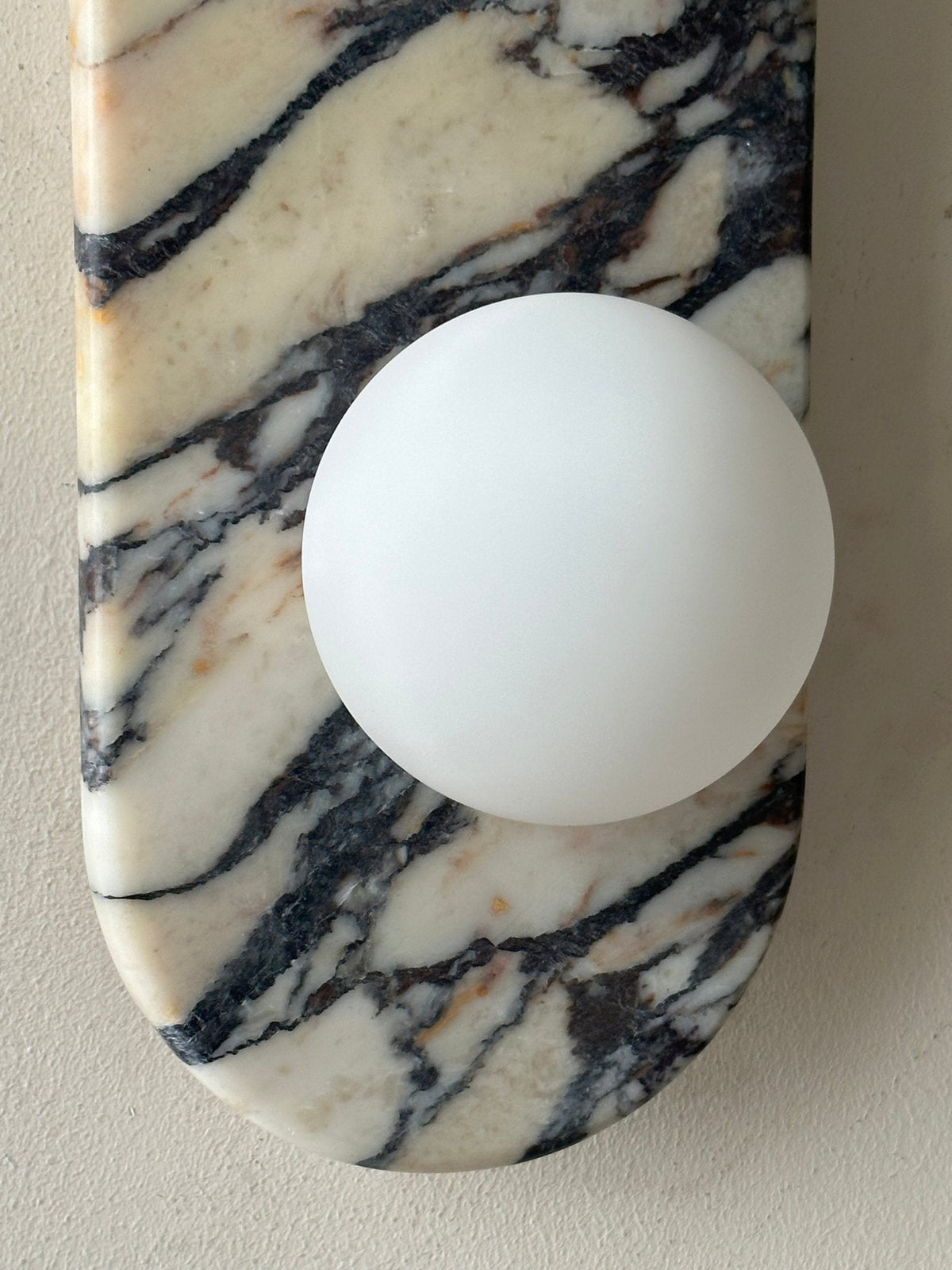 Eirenise elegantie unieke wandlamp van glas en marmer