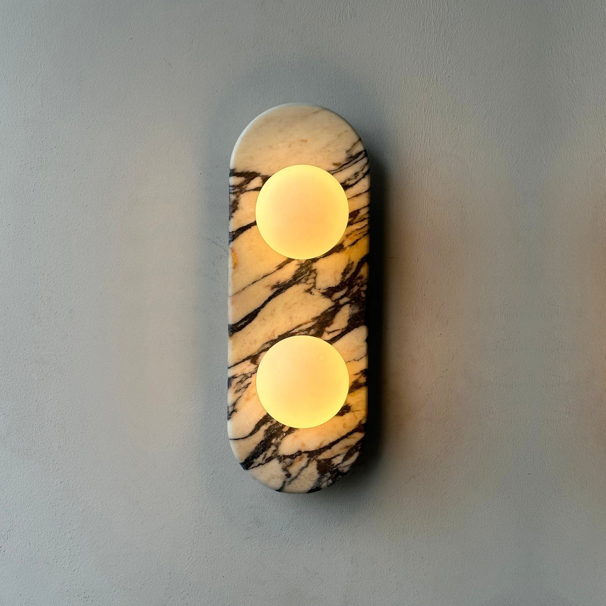 Eirenise elegantie unieke wandlamp van glas en marmer
